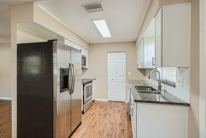 702 Whitehurst St - Photo 2 of 12