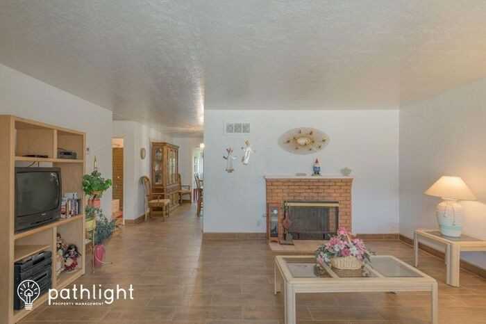 9712 Euclid Ave Ne - Photo 3 of 31