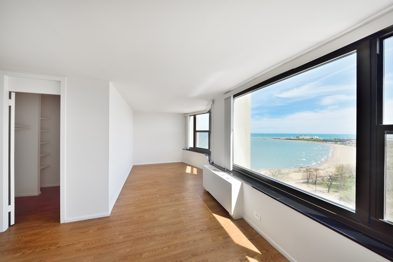 7447 S South Shore Dr - Photo 2 of 8