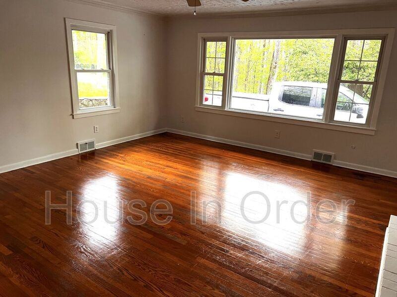 8 Valley Villas Ln - Photo 3 of 23