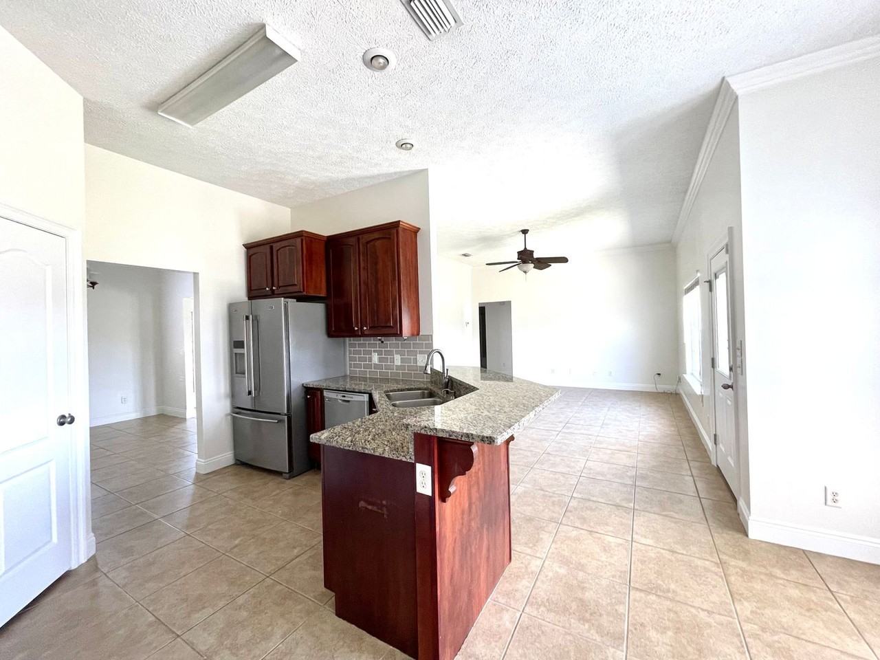 1506 Minnesota Ave - Photo 2 of 18