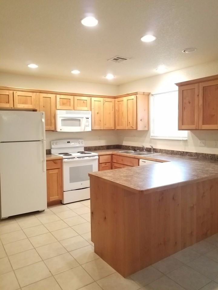 306 S. Elm Duplex - Photo 2 of 15