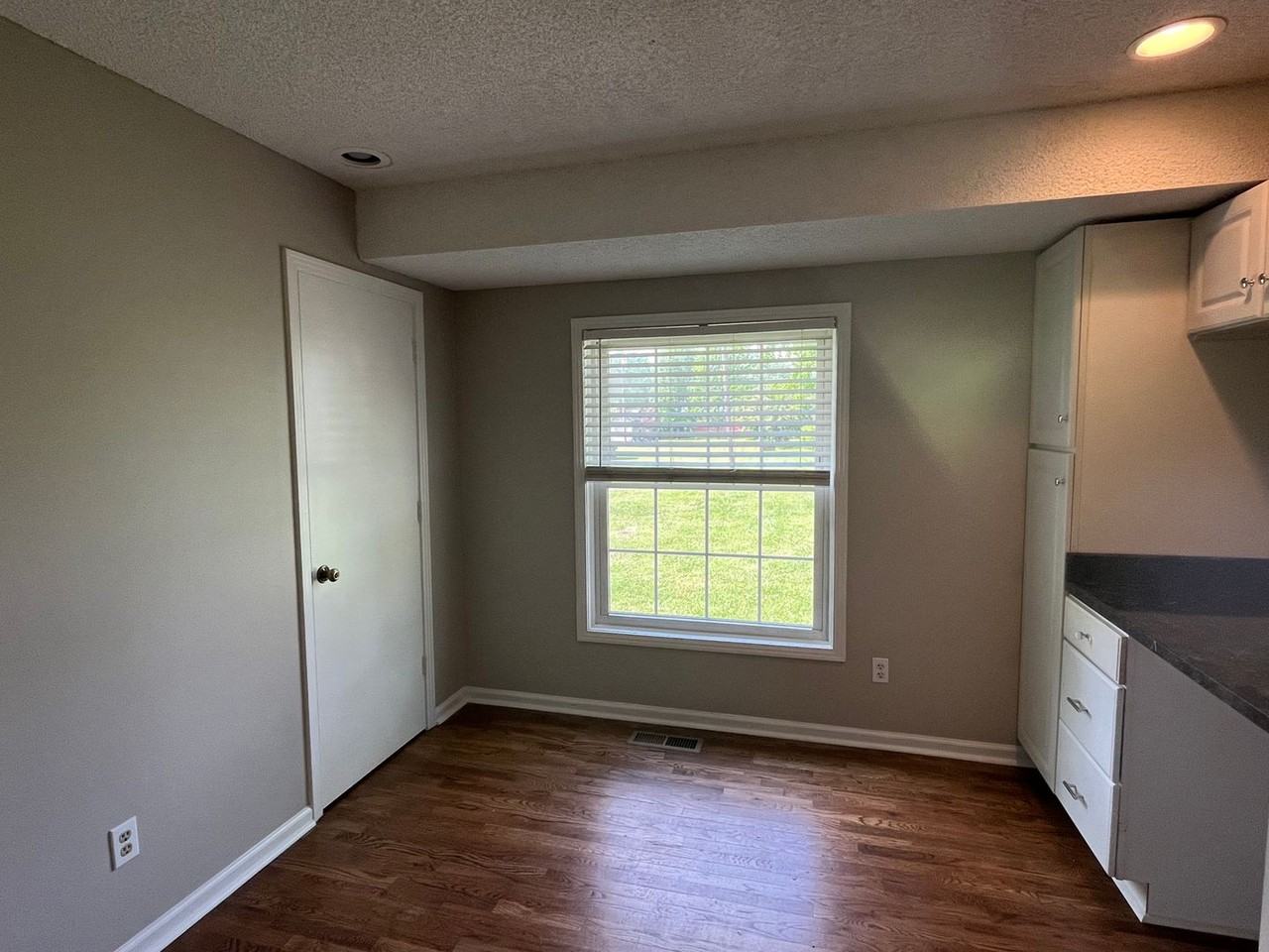 923 Hart St - Photo 5 of 11