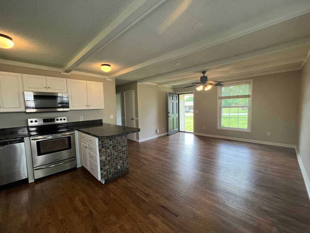 923 Hart St - Photo 3 of 11
