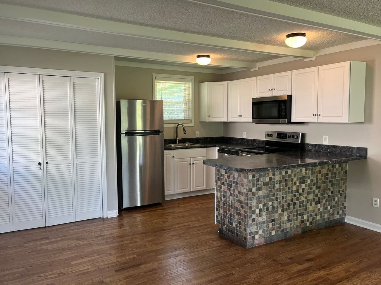 923 Hart St - Photo 2 of 11