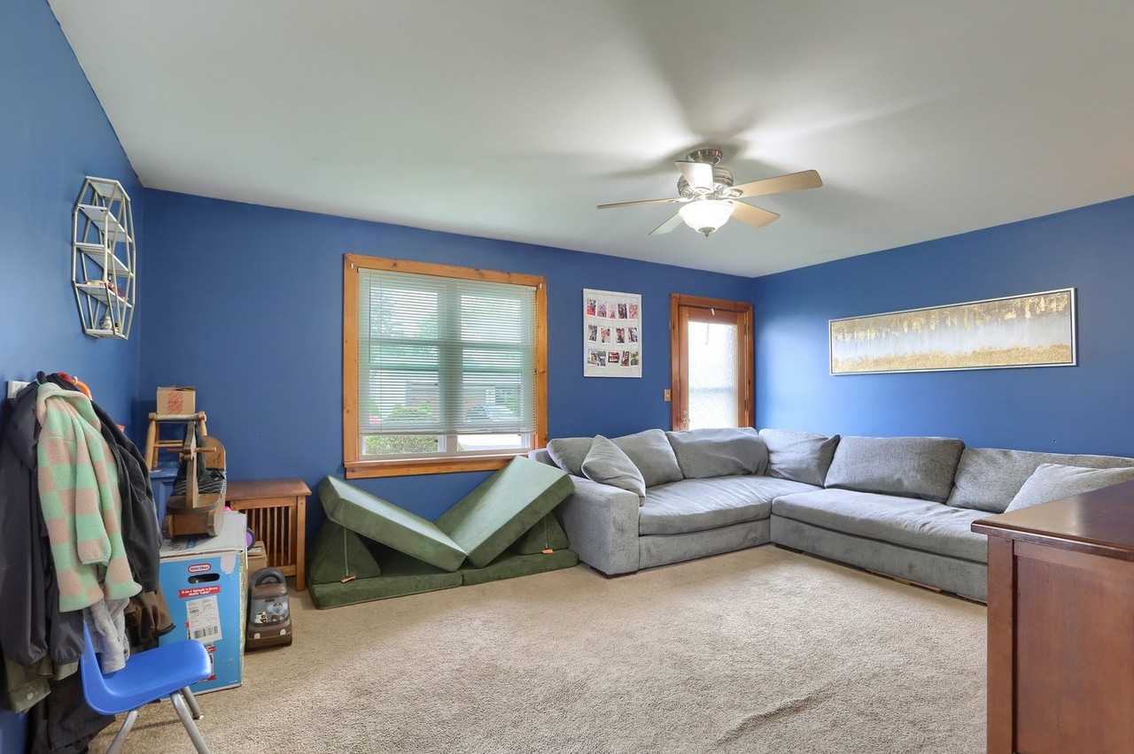256 Webster St - Photo 4 of 24