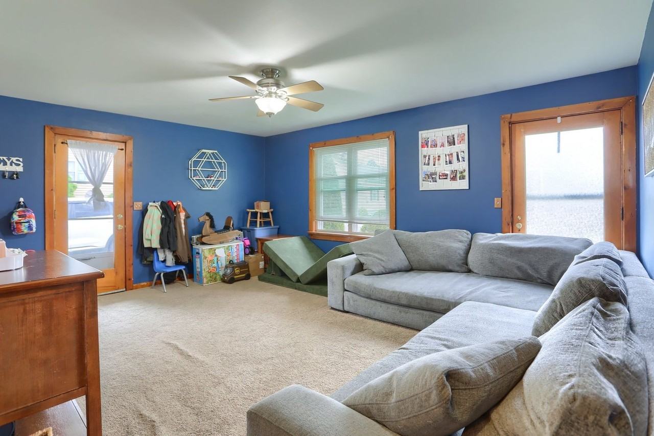 256 Webster St - Photo 5 of 24