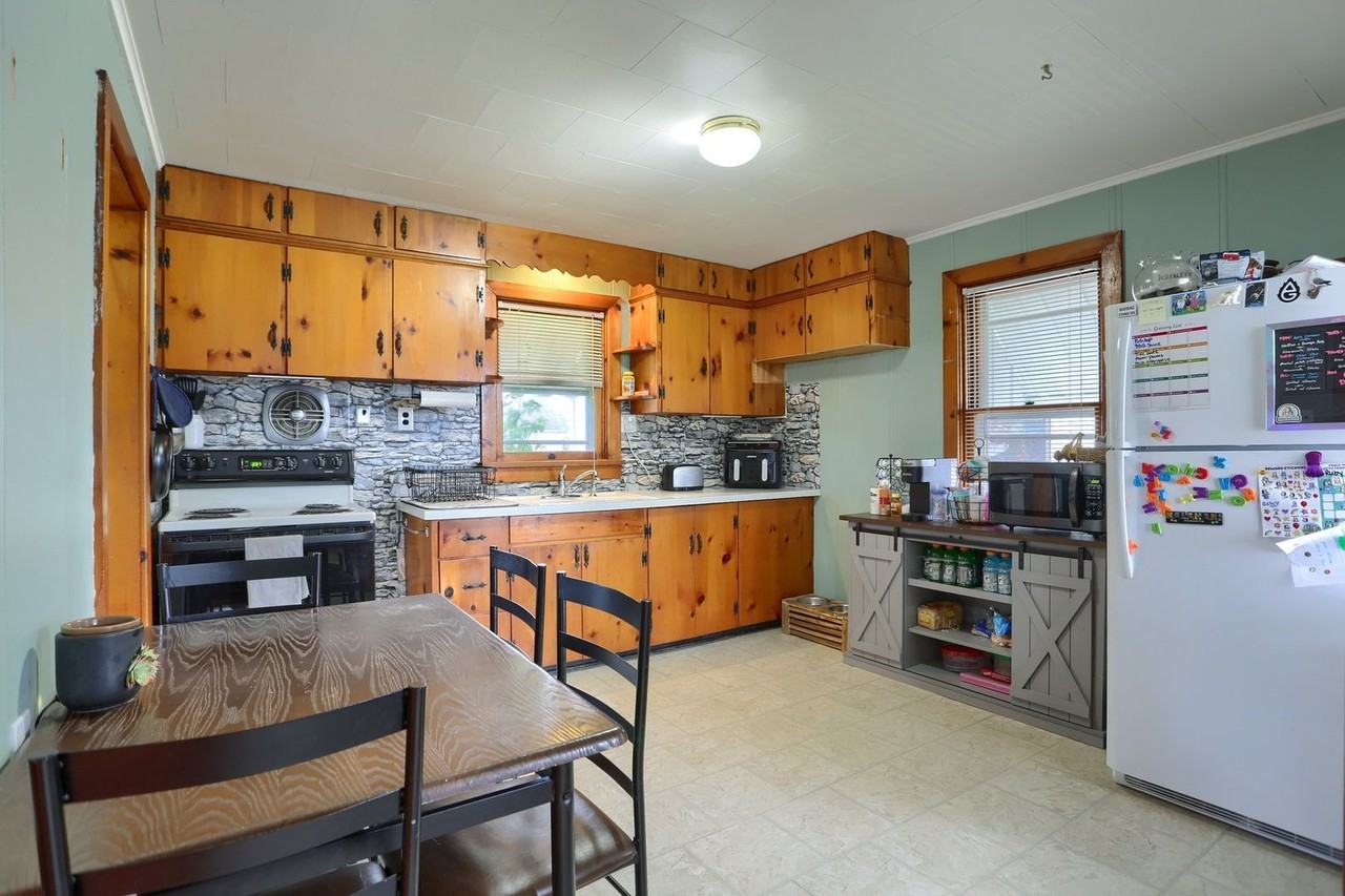 256 Webster St - Photo 6 of 24