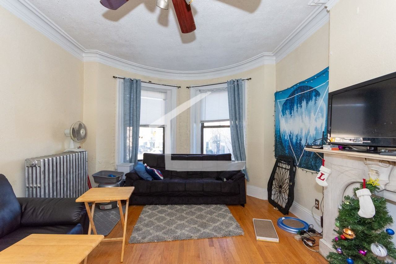 81 Hammond St - Photo 6 of 20