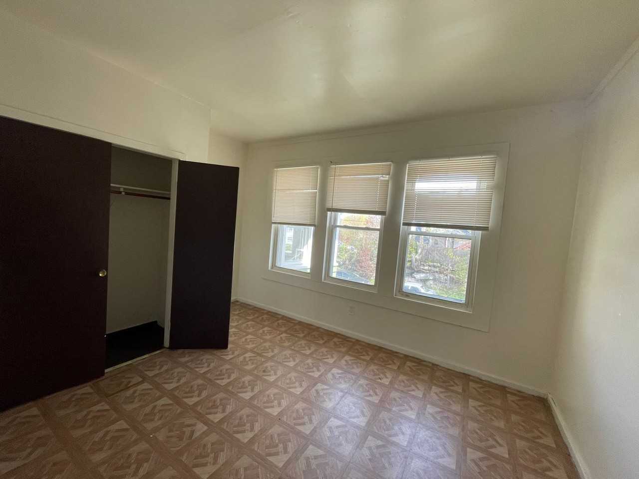 SPACIOUS ONE BEDROOM IN NEW LONDON WITH BONUS ROOM! - Photo 2 of 9