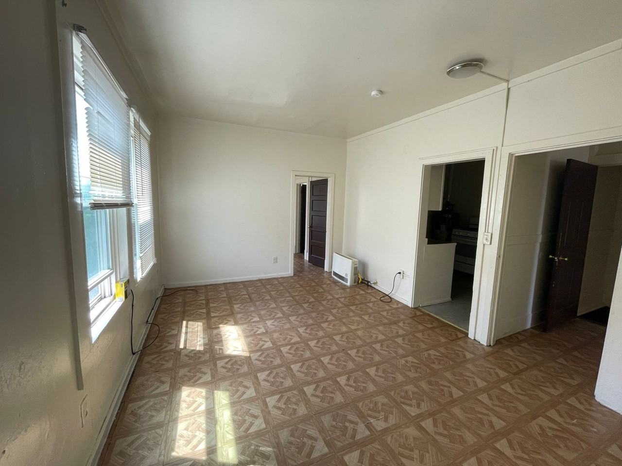 SPACIOUS ONE BEDROOM IN NEW LONDON WITH BONUS ROOM! - Photo 3 of 9