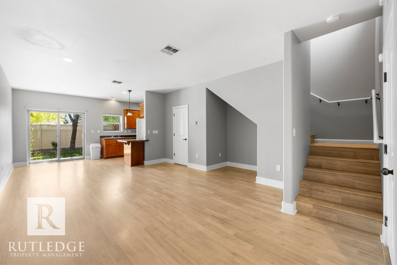 263 Tyler Ave - Photo 4 of 21