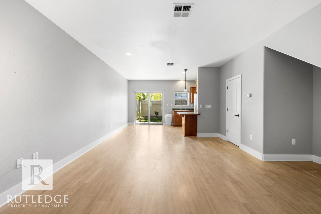 263 Tyler Ave - Photo 6 of 21