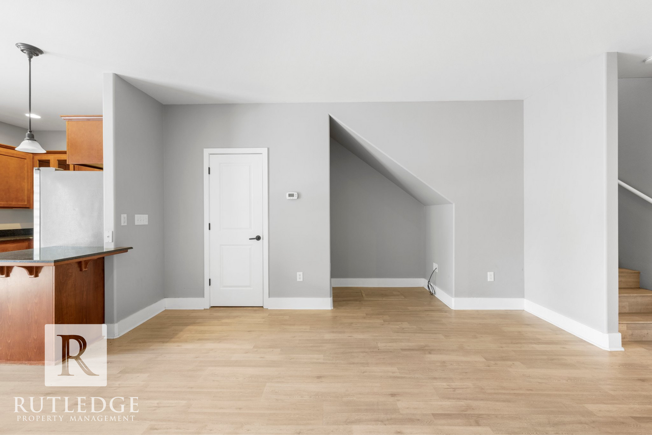 263 Tyler Ave - Photo 7 of 21