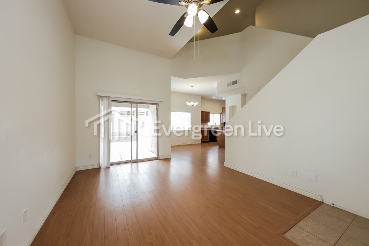 8094 W Beck Ln - Photo 5 of 20