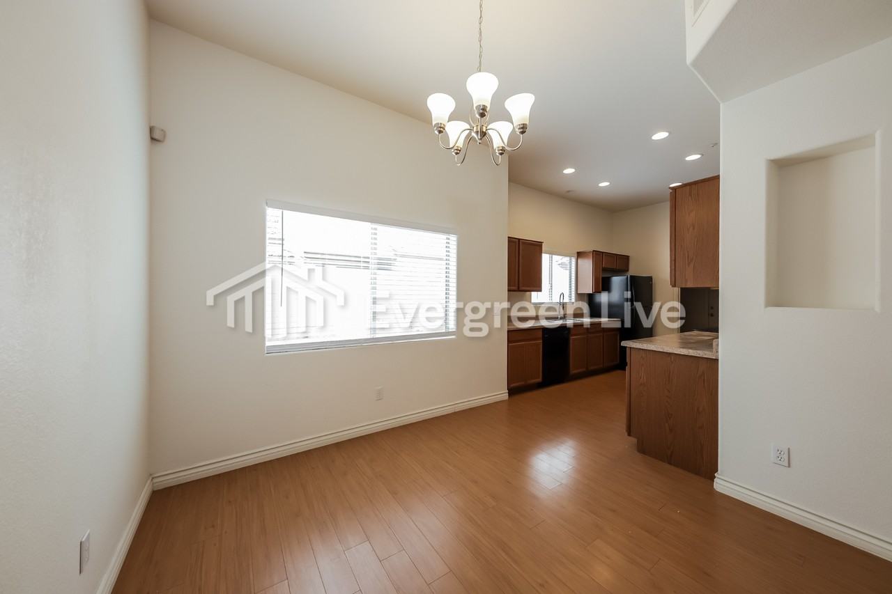 8094 W Beck Ln - Photo 6 of 20