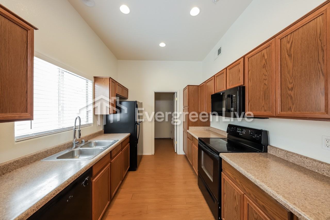 8094 W Beck Ln - Photo 7 of 20