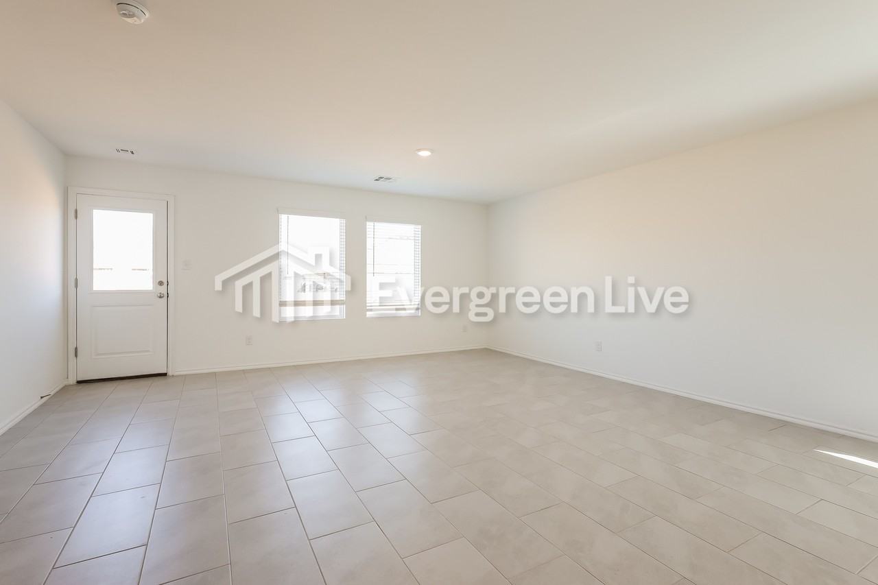 2304 Bleeker St - Photo 4 of 16