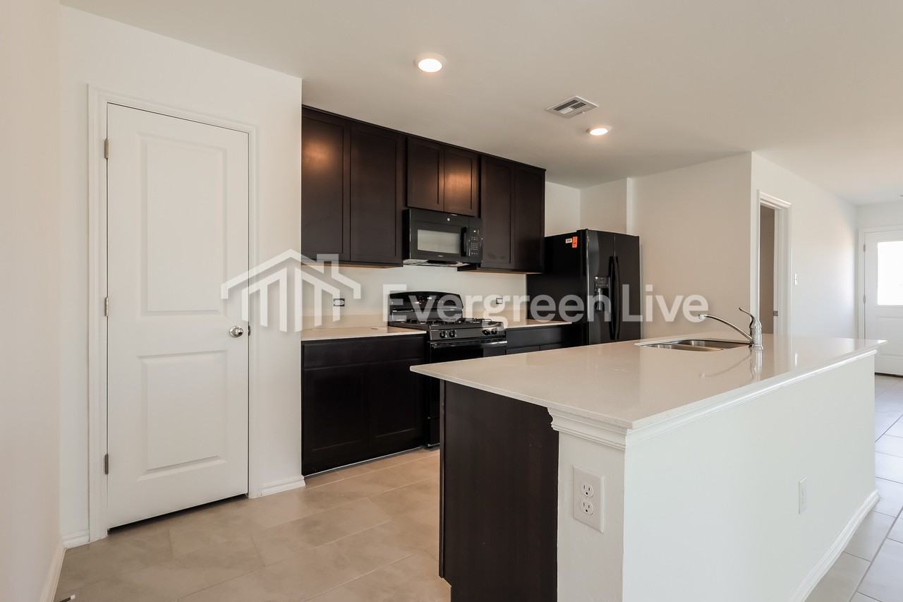 2304 Bleeker St - Photo 6 of 16
