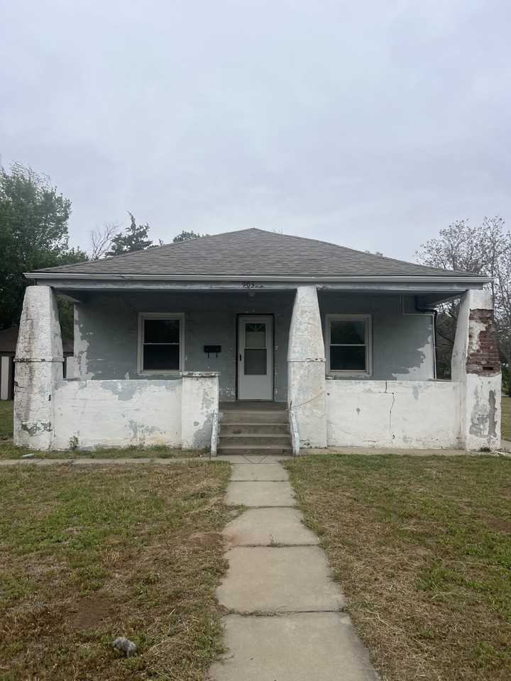 903 17th St - Photo 2 of 10