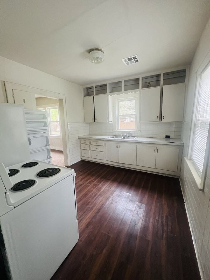 903 17th St - Photo 3 of 10