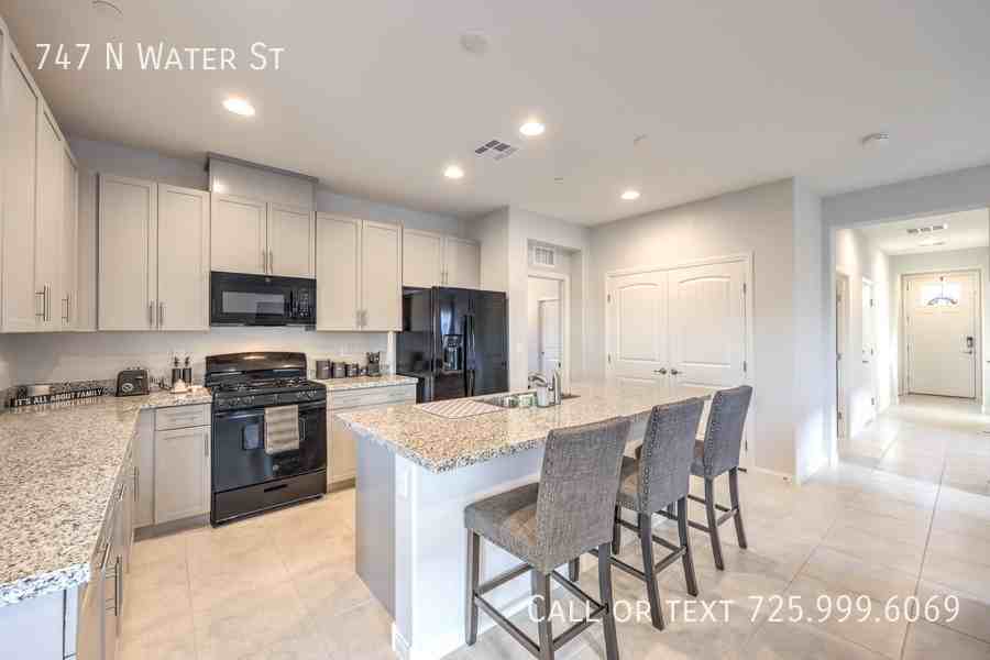 747 N Water St - Photo 3 of 29