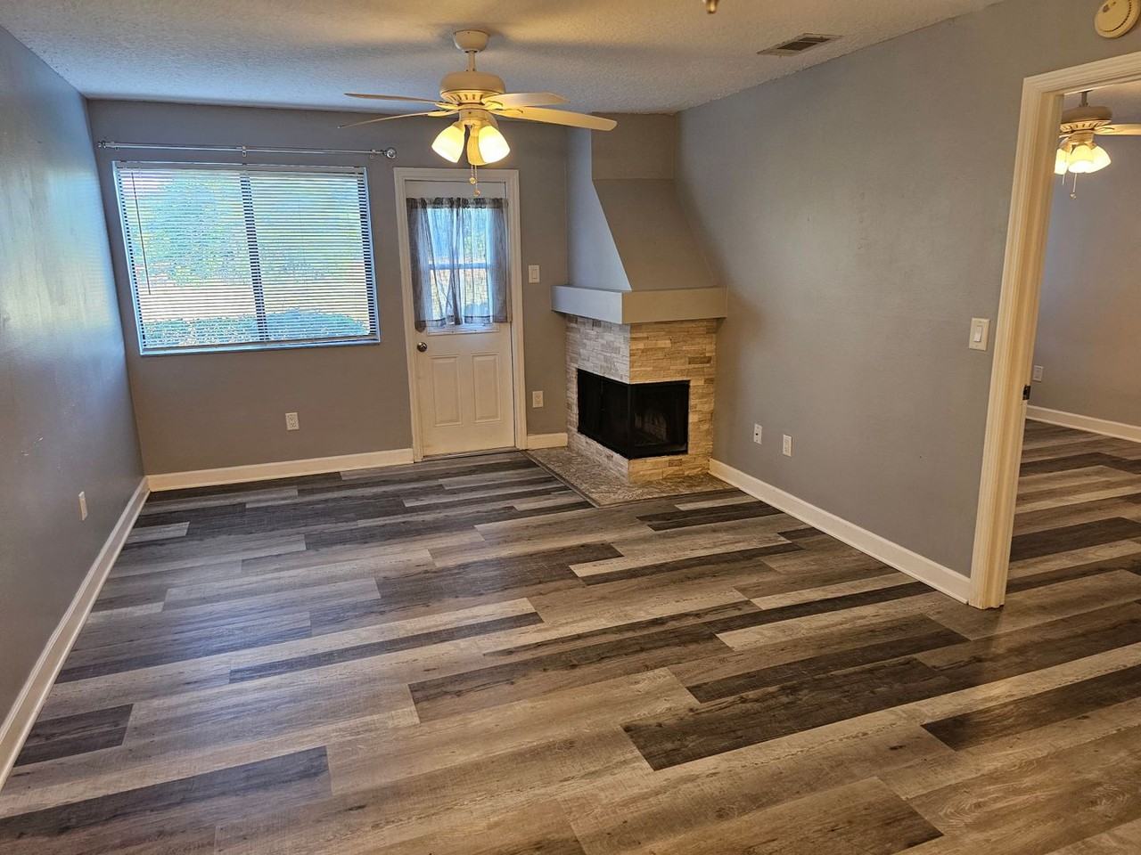 9510 Darien Ave - Photo 3 of 20