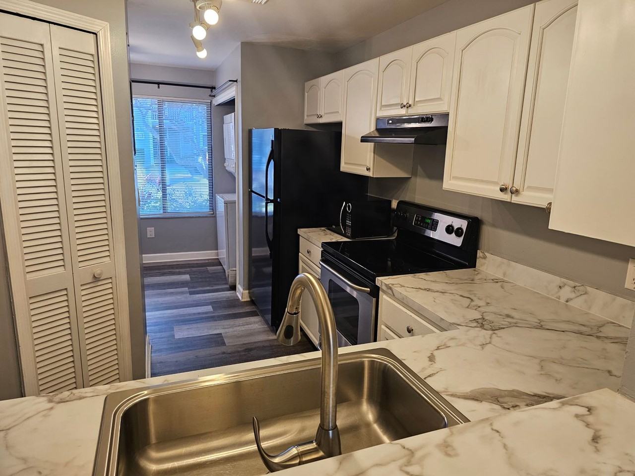 9510 Darien Ave - Photo 4 of 20