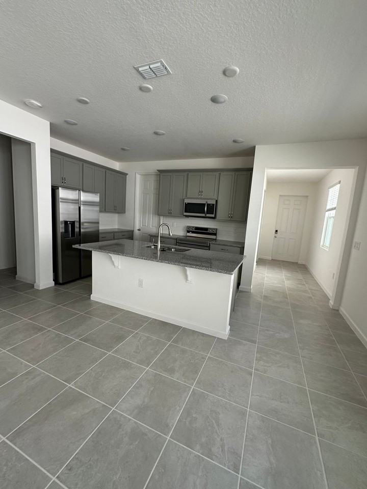1030 Grantham Ln Se - Photo 3 of 18