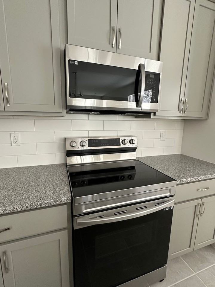 1030 Grantham Ln Se - Photo 6 of 18