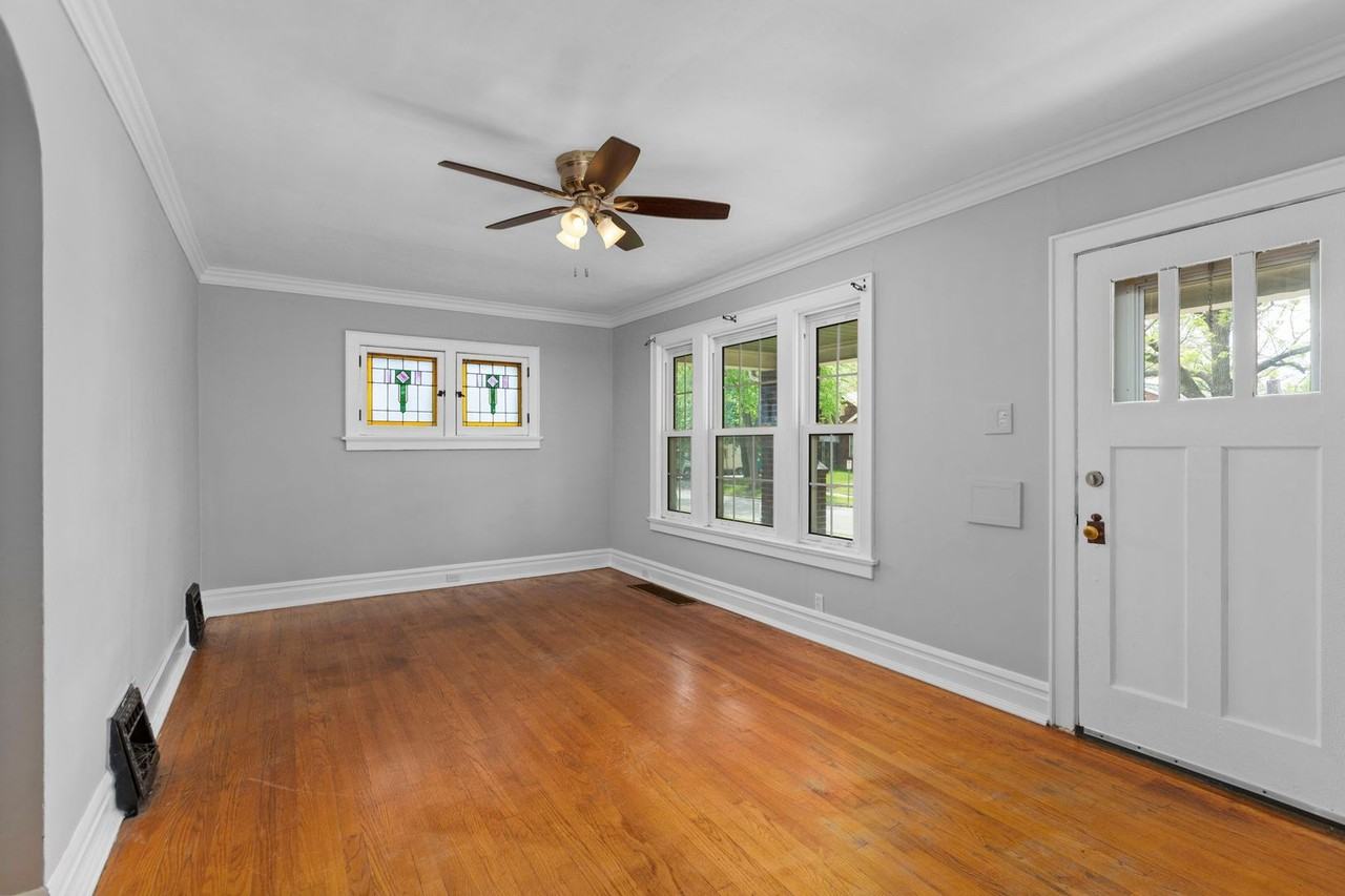 4011 Mcdonald Ave - Photo 4 of 23