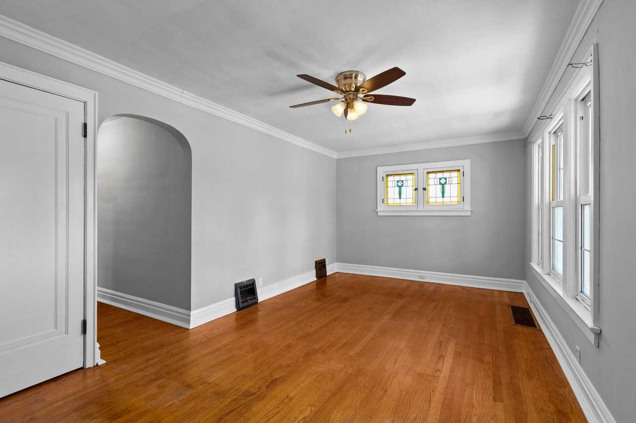 4011 Mcdonald Ave - Photo 5 of 23