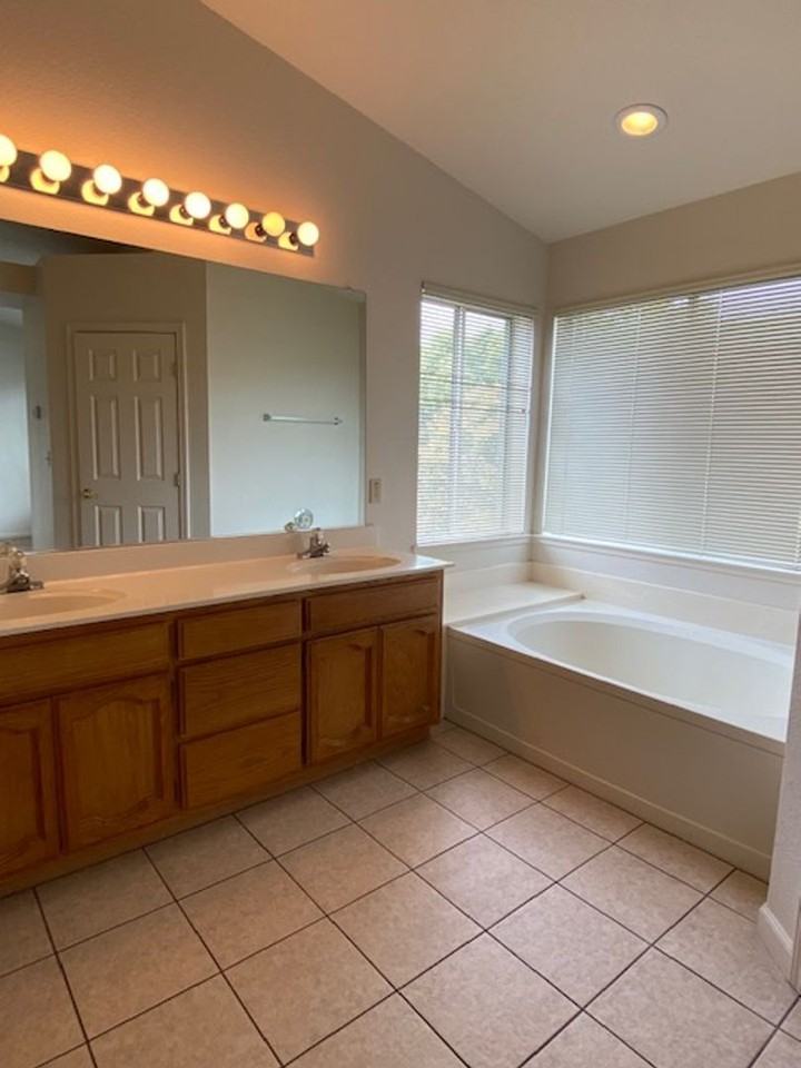 1113 Caversham Way - Photo 7 of 15
