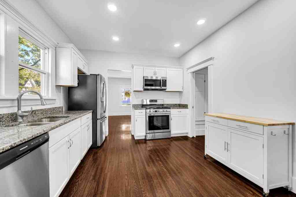 308 N Jefferson St - Photo 3 of 20