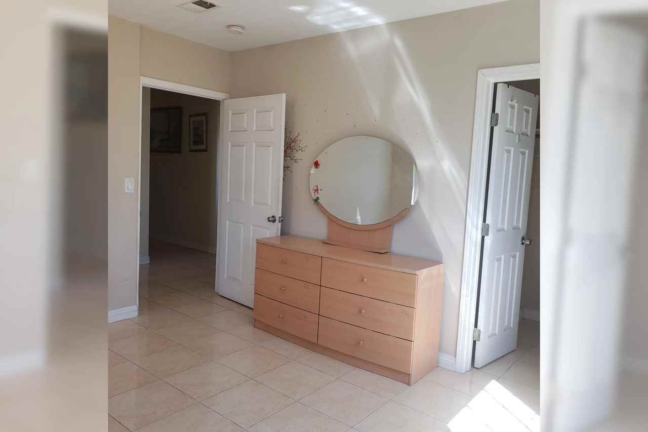 1013 S Oak St - Photo 3 of 10