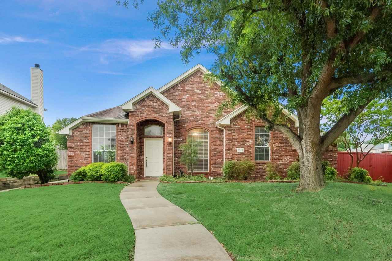 2912 Loftsmoor Ln - Photo 2 of 20