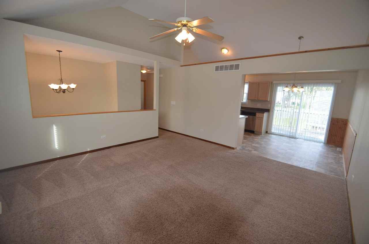 833 N Elmwood Dr - Photo 2 of 5