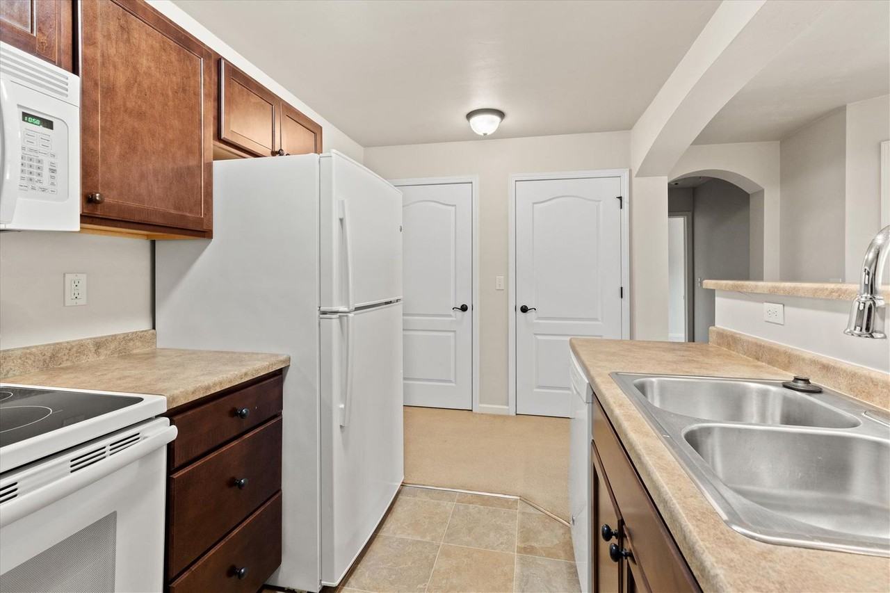 Broadway Commons LLC - Photo 7 of 36