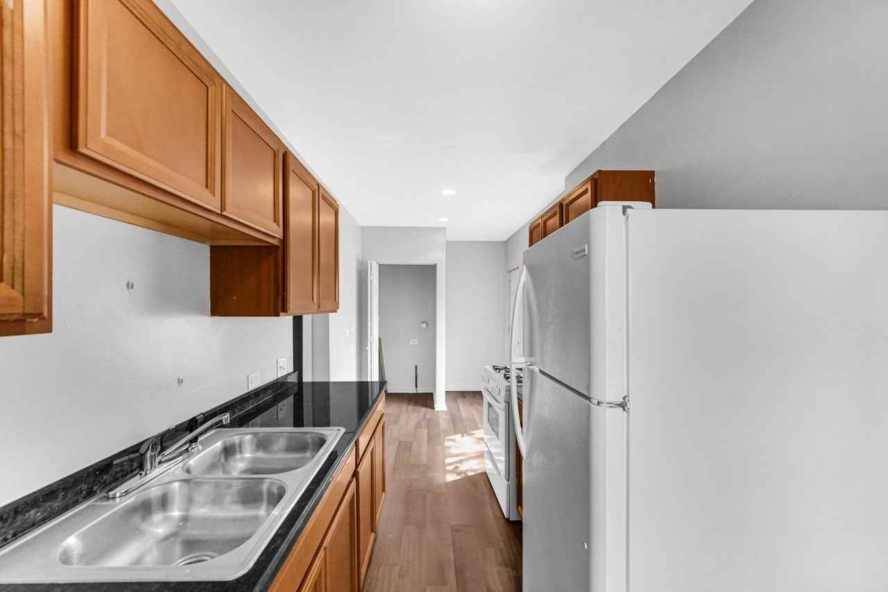 6724 S Saint Lawrence Ave - Photo 2 of 21