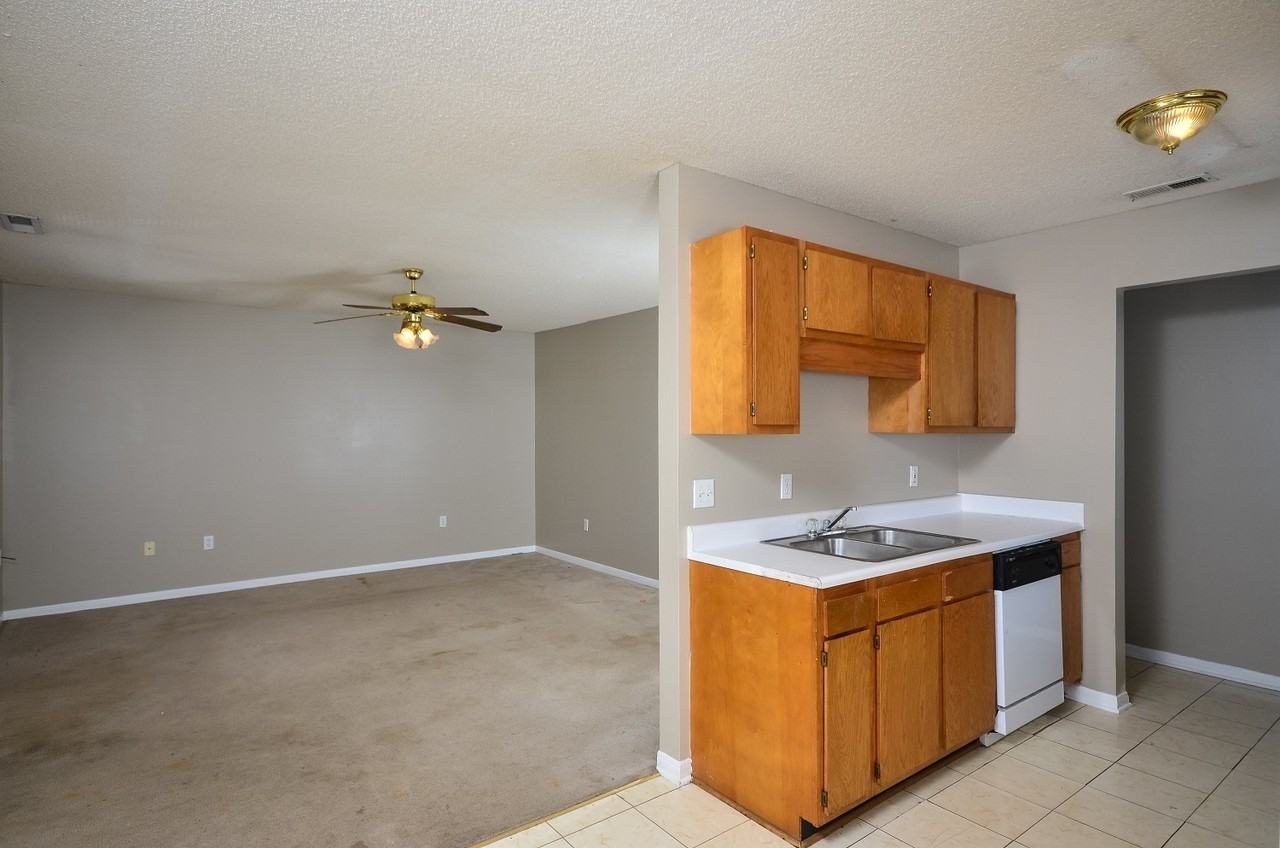 Virgina apts - Photo 3 of 10