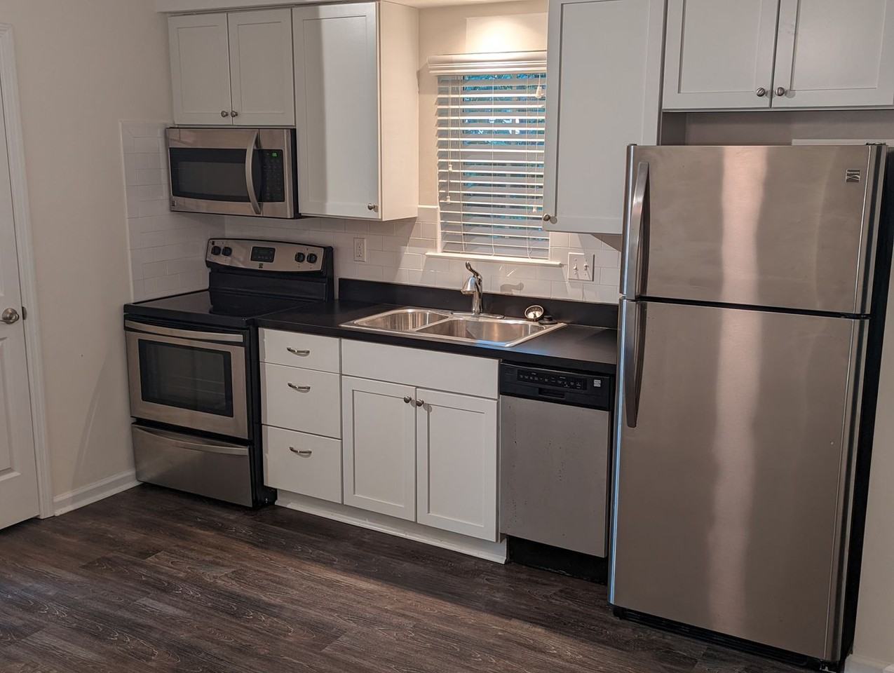 914 Hawthorne St - Photo 7 of 12