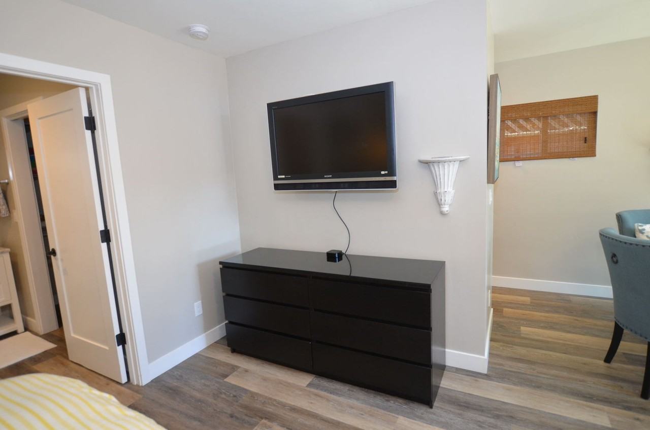 842 1/2 D Ave - Photo 3 of 11