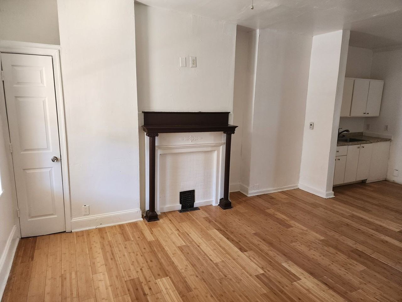 933 E 17th St - Photo 2 of 14