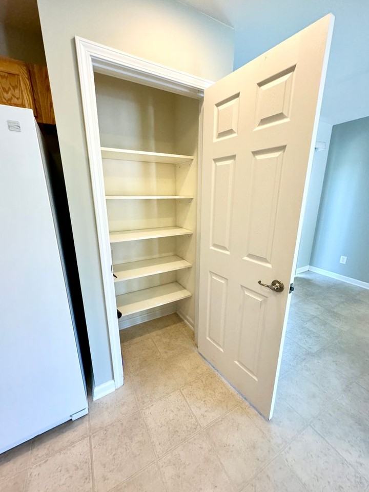 420 Hillsborough Dr - Photo 7 of 32