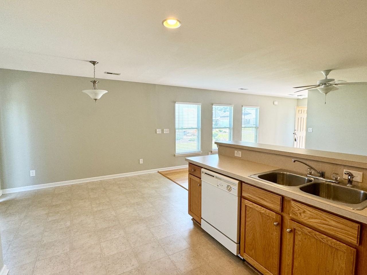 420 Hillsborough Dr - Photo 6 of 32