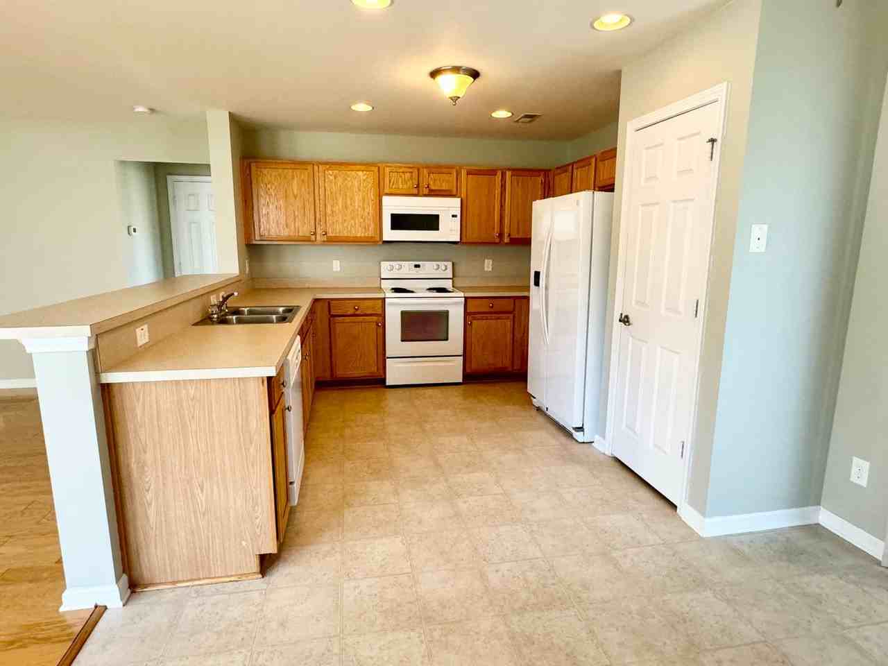 420 Hillsborough Dr - Photo 5 of 32