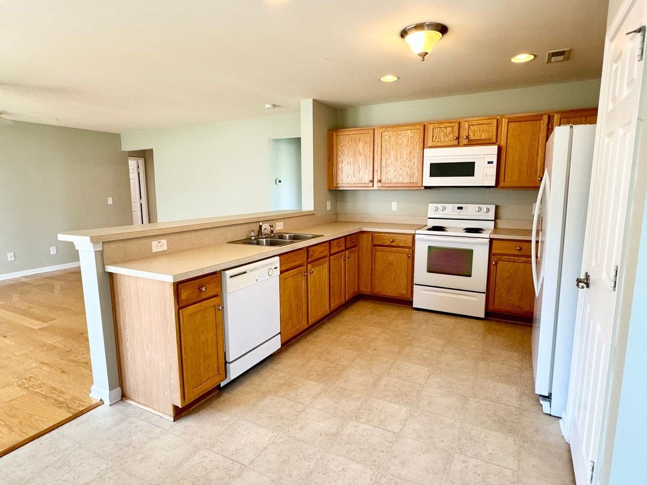 420 Hillsborough Dr - Photo 4 of 32