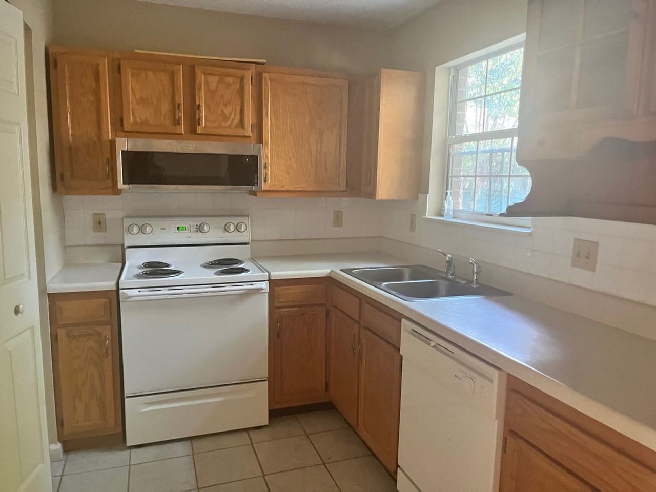 1427 Ebenezer Rd - Photo 3 of 25