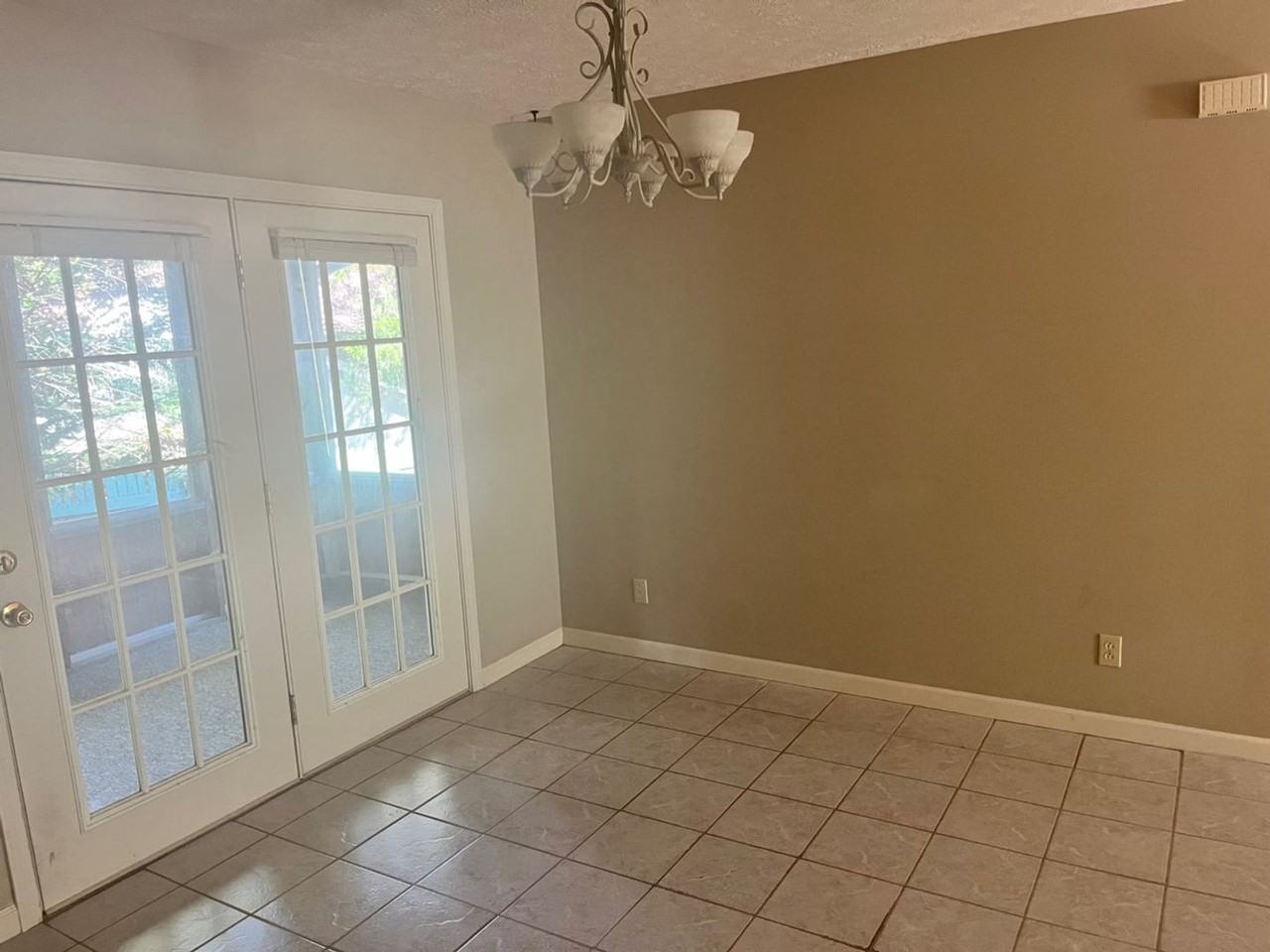1427 Ebenezer Rd - Photo 4 of 25