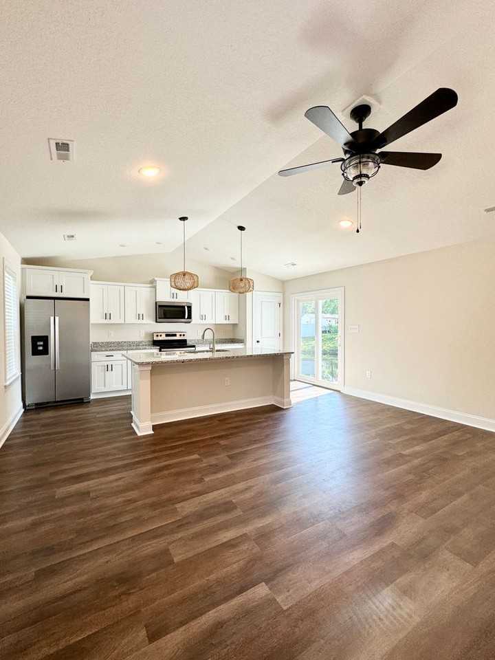 2014 Phoenix Dr - Photo 3 of 32